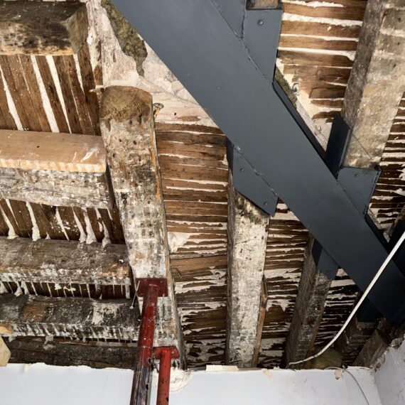 Confortation d’un plancher suite à la rupture d’un porteur, réfection des plafonds au plâtre traditionnel avec mise en peinture.