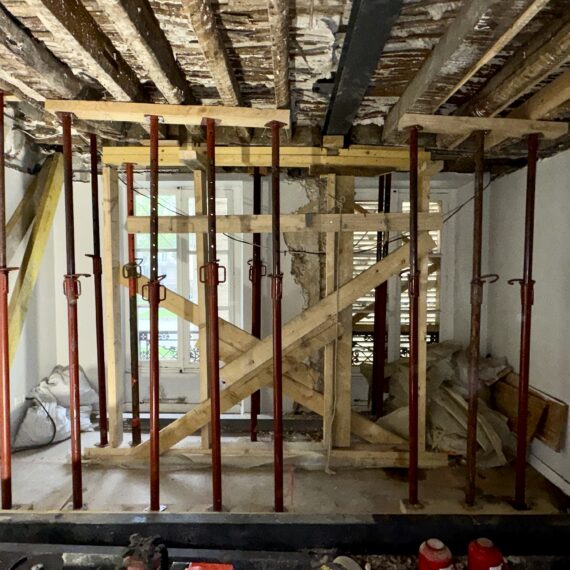 Confortation d’un plancher suite à la rupture d’un porteur, réfection des plafonds au plâtre traditionnel avec mise en peinture.