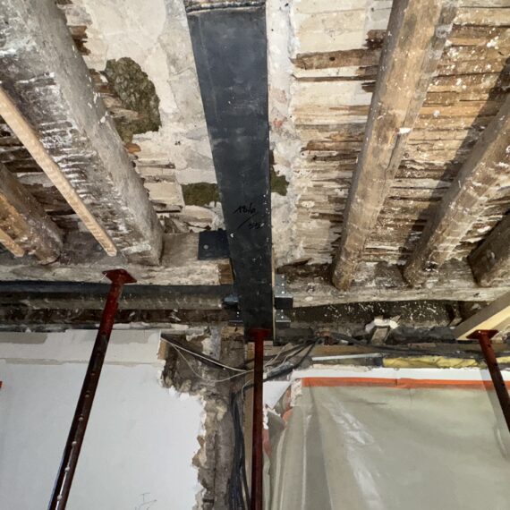 Confortation d’un plancher suite à la rupture d’un porteur, réfection des plafonds au plâtre traditionnel avec mise en peinture.
