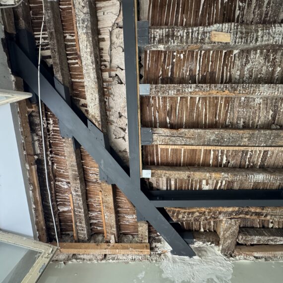 Confortation d’un plancher suite à la rupture d’un porteur, réfection des plafonds au plâtre traditionnel avec mise en peinture.