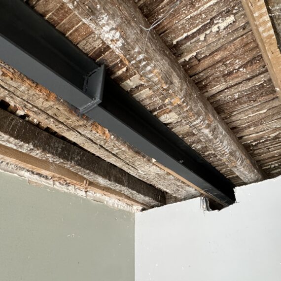 Confortation d’un plancher suite à la rupture d’un porteur, réfection des plafonds au plâtre traditionnel avec mise en peinture.