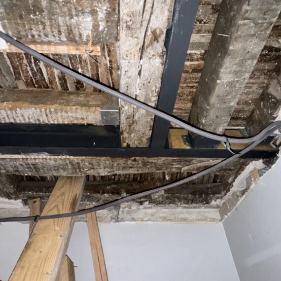 Confortation d’un plancher suite à la rupture d’un porteur, réfection des plafonds au plâtre traditionnel avec mise en peinture.