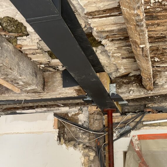 Confortation d’un plancher suite à la rupture d’un porteur, réfection des plafonds au plâtre traditionnel avec mise en peinture.