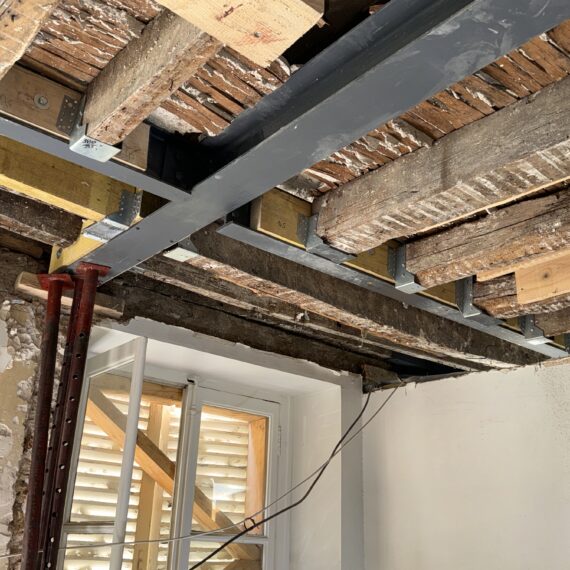 Confortation d’un plancher suite à la rupture d’un porteur, réfection des plafonds au plâtre traditionnel avec mise en peinture.