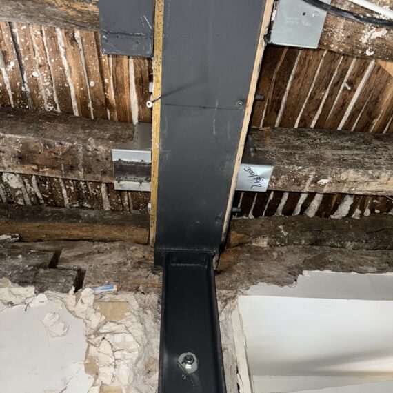 Confortation d’un plancher suite à la rupture d’un porteur, réfection des plafonds au plâtre traditionnel avec mise en peinture.