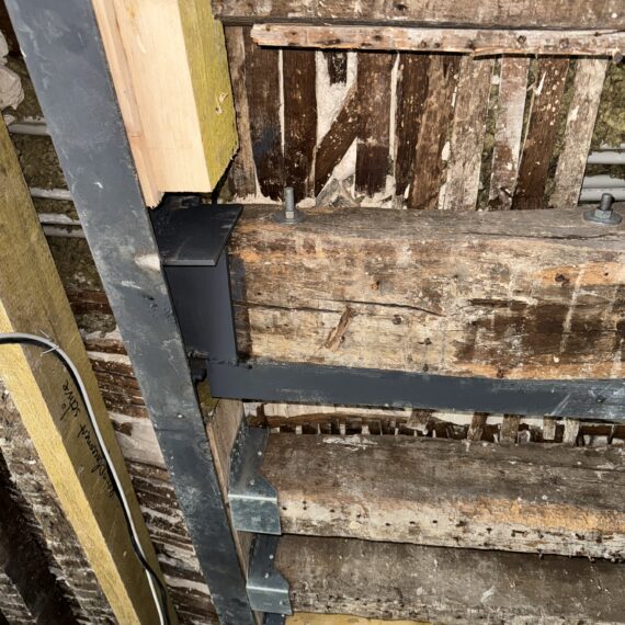 Confortation d’un plancher suite à la rupture d’un porteur, réfection des plafonds au plâtre traditionnel avec mise en peinture.