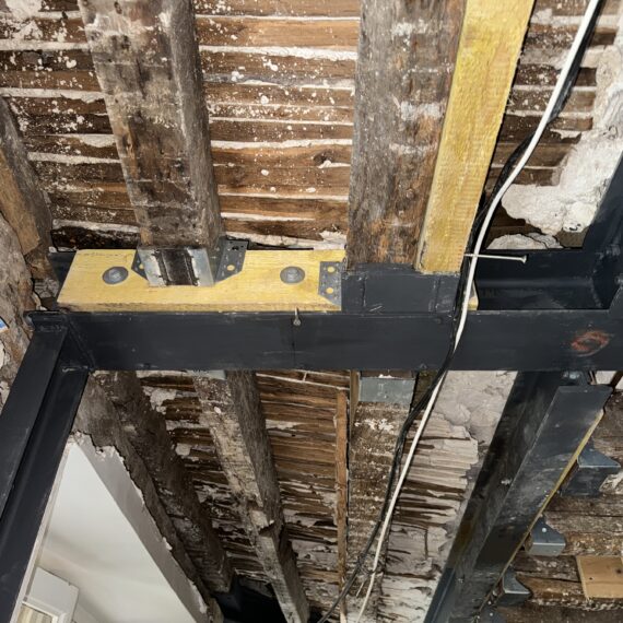Confortation d’un plancher suite à la rupture d’un porteur, réfection des plafonds au plâtre traditionnel avec mise en peinture.