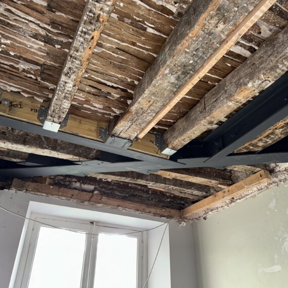 Confortation d’un plancher suite à la rupture d’un porteur, réfection des plafonds au plâtre traditionnel avec mise en peinture.