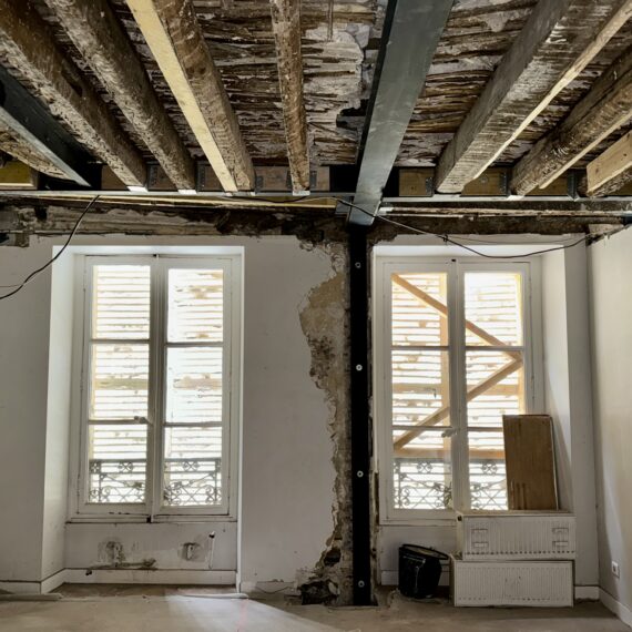 Confortation d’un plancher suite à la rupture d’un porteur, réfection des plafonds au plâtre traditionnel avec mise en peinture.