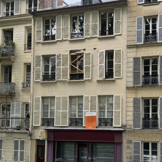 Confortation d’un plancher suite à la rupture d’un porteur, réfection des plafonds au plâtre traditionnel avec mise en peinture.