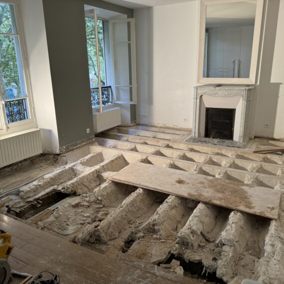 Confortation d’un plancher suite à la rupture d’un porteur, réfection des plafonds au plâtre traditionnel avec mise en peinture.