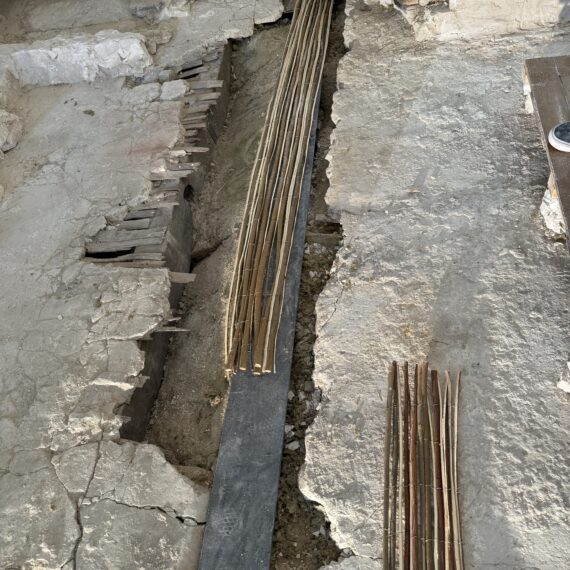 Confortation d’un plancher suite à la rupture d’un porteur, réfection des plafonds au plâtre traditionnel avec mise en peinture.