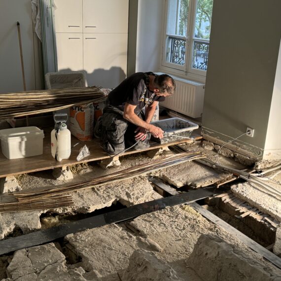 Confortation d’un plancher suite à la rupture d’un porteur, réfection des plafonds au plâtre traditionnel avec mise en peinture.