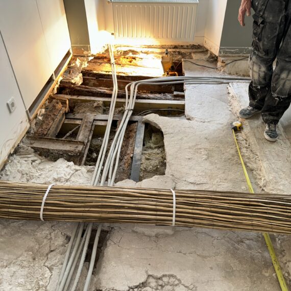 Confortation d’un plancher suite à la rupture d’un porteur, réfection des plafonds au plâtre traditionnel avec mise en peinture.
