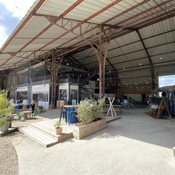 Aménagement d’un hangar agricole en lieu de vente directe à la ferme et en bureaux. Extension des locaux de production