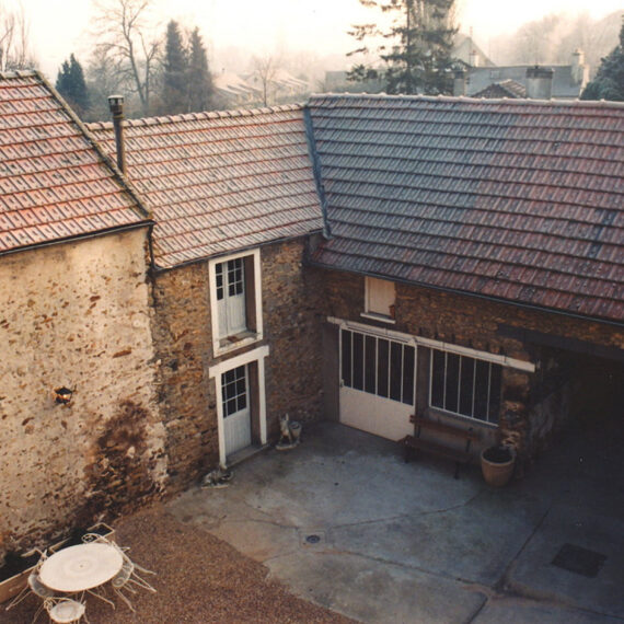 Création d’un porche, restructuration et aménagement des espaces intérieurs de plusieurs corps de ferme. Création d’une cour pavée. Baignoire reposant sur une ossature métallique désolidarisée du plancher bois