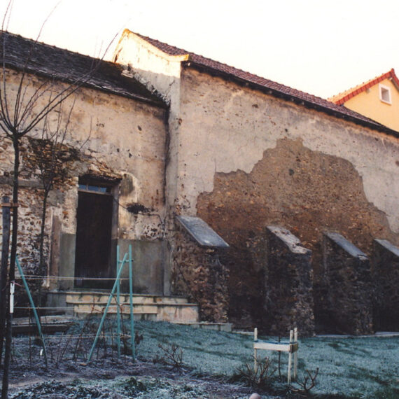 Création d’un porche, restructuration et aménagement des espaces intérieurs de plusieurs corps de ferme. Création d’une cour pavée. Baignoire reposant sur une ossature métallique désolidarisée du plancher bois