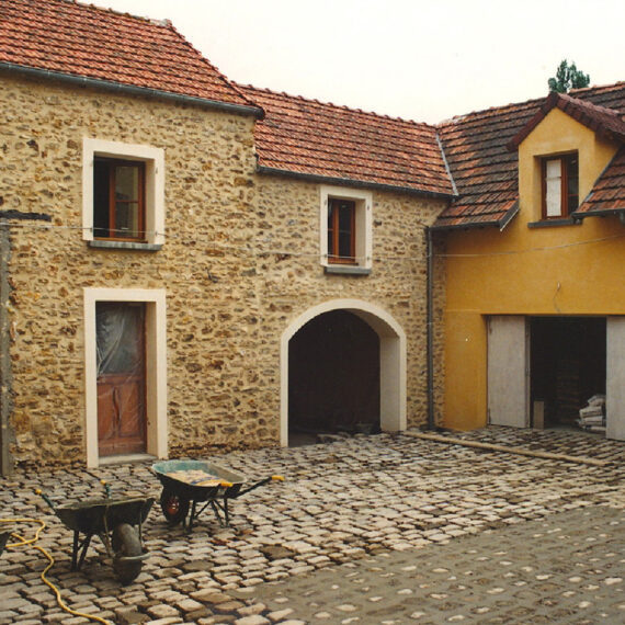 Création d’un porche, restructuration et aménagement des espaces intérieurs de plusieurs corps de ferme. Création d’une cour pavée. Baignoire reposant sur une ossature métallique désolidarisée du plancher bois