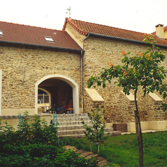 Création d’un porche, restructuration et aménagement des espaces intérieurs de plusieurs corps de ferme. Création d’une cour pavée. Baignoire reposant sur une ossature métallique désolidarisée du plancher bois
