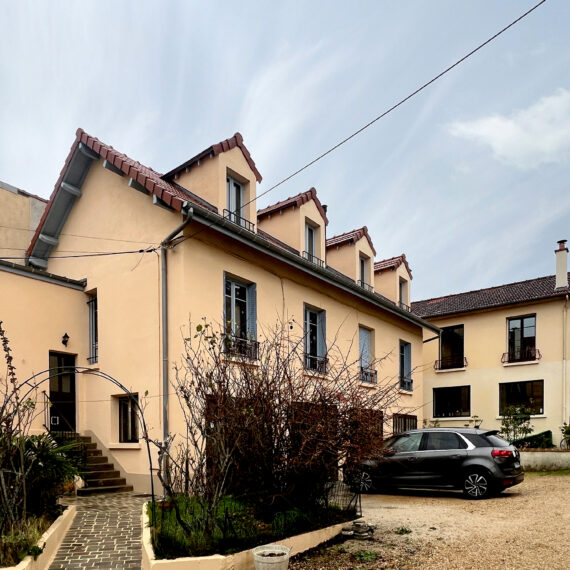 Rénovation et surélévation d’une maison d’habitation à Versailles