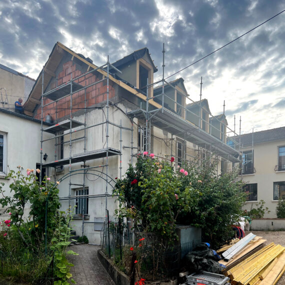 Rénovation et surélévation d’une maison d’habitation à Versailles